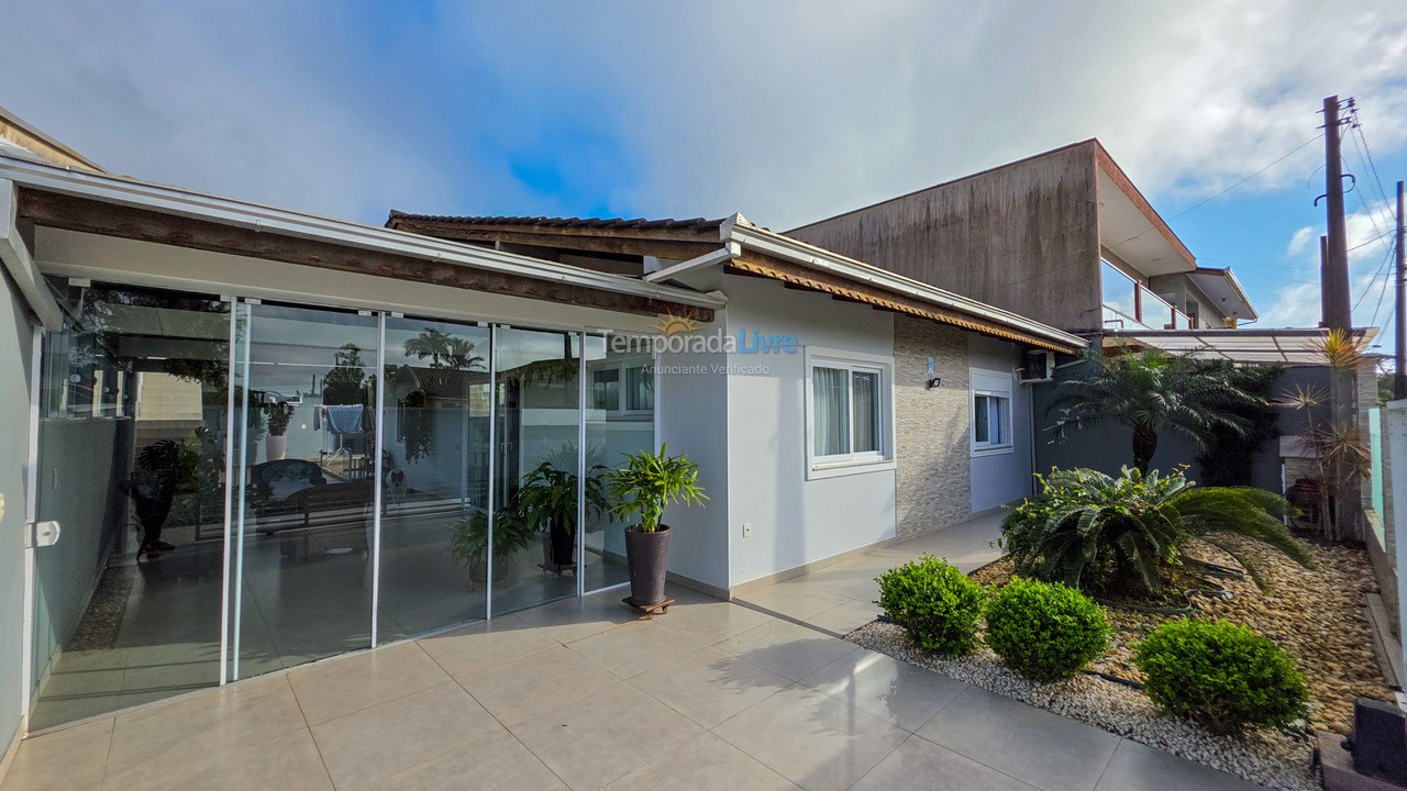 Casa para aluguel de temporada em São Francisco do Sul (Ubatuba)