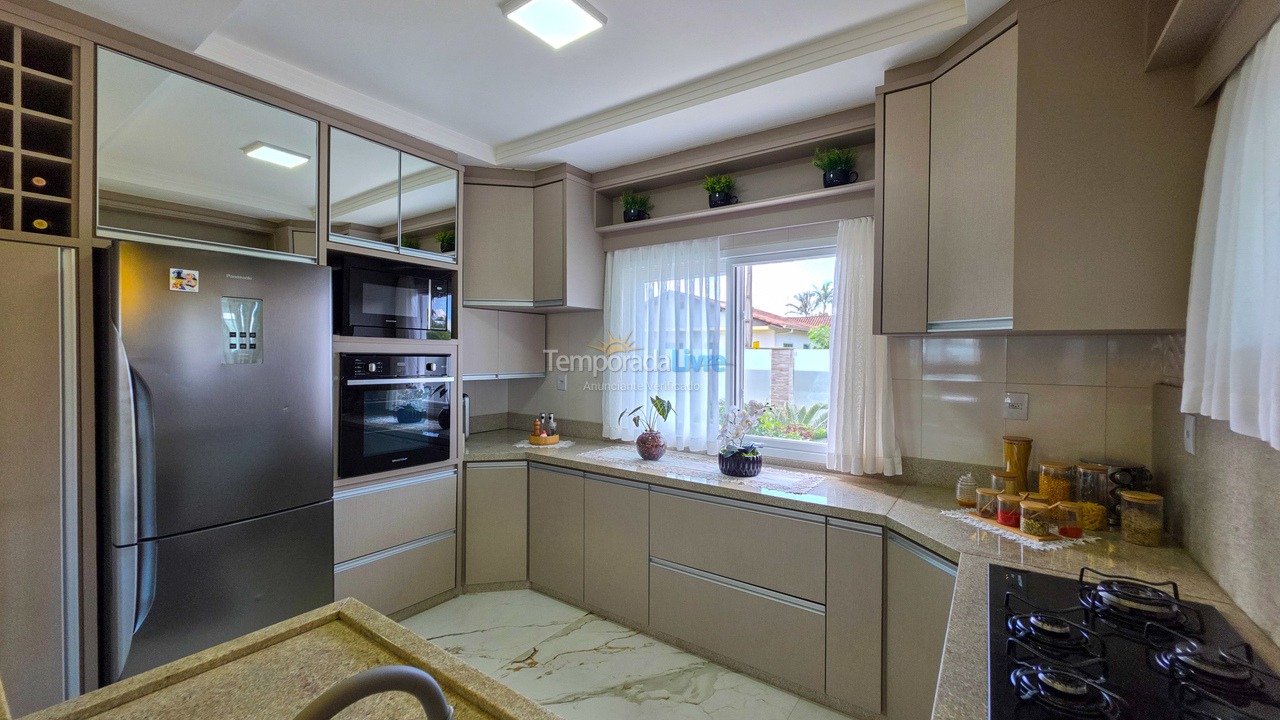 Casa para aluguel de temporada em São Francisco do Sul (Ubatuba)