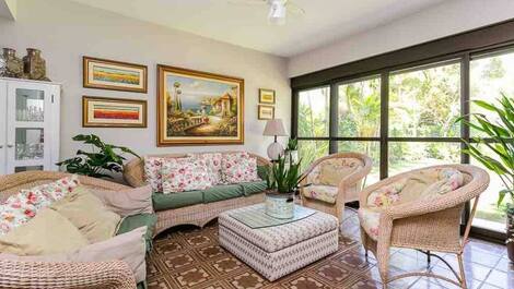 LINDA CASA COM JARDIM PERTO DA PRAIA