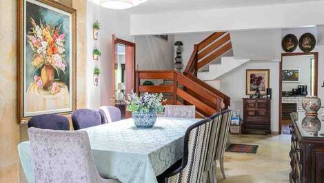 LINDA CASA COM JARDIM PERTO DA PRAIA