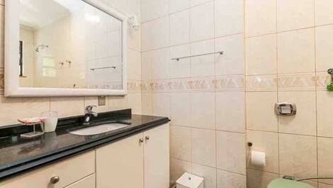 LINDA CASA COM JARDIM PERTO DA PRAIA