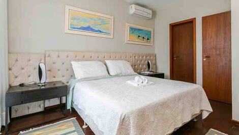 LINDA CASA COM JARDIM PERTO DA PRAIA