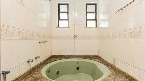 LINDA CASA COM JARDIM PERTO DA PRAIA