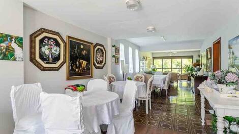 LINDA CASA COM JARDIM PERTO DA PRAIA