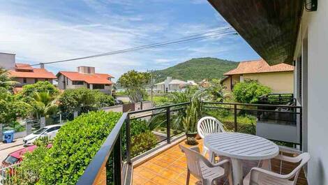 LINDA CASA COM JARDIM PERTO DA PRAIA