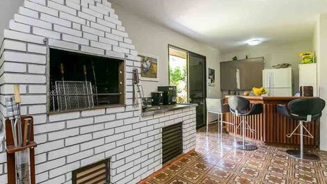 LINDA CASA COM JARDIM PERTO DA PRAIA