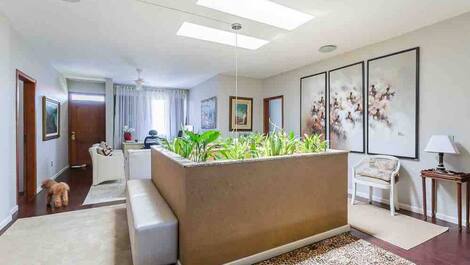 LINDA CASA COM JARDIM PERTO DA PRAIA