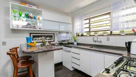 LINDA CASA COM JARDIM PERTO DA PRAIA