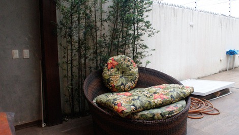 Sofá redondo para duas pessoas.