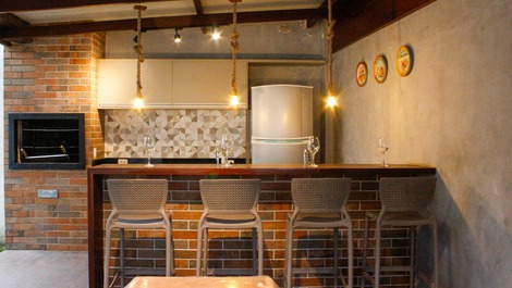 Cadeiras altas para drink ou interagir com quem está servindo.