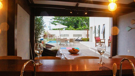 Vista das pias da área da churrasqueira.