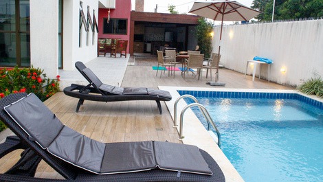 Princina com dois níveis, sendo equipada com jacuzzi.