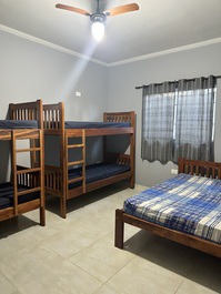 Dormitório 1 cama de casal e duas beliches 