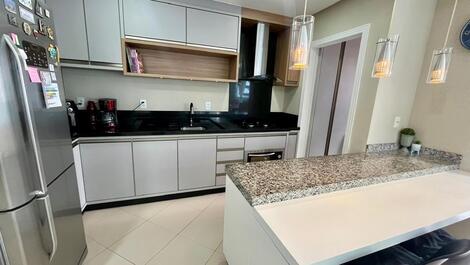 APARTAMENTO EM MEIA PRAIA PROX. RUSSI E RUSSI ATÉ 8 PESSOAS