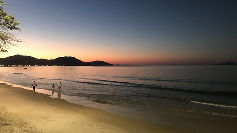 Casa frente para o mar Ingleses, temos opçoes para menos pessoas.