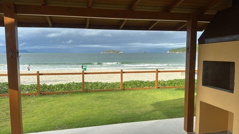 Casa frente para o mar Ingleses, temos opçoes para menos pessoas.