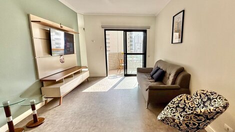 F052 -Apê c/ Varanda e Suíte na Melhor Localização