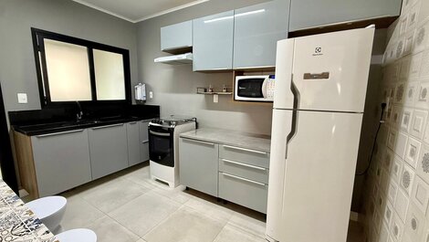 F052 -Apê c/ Varanda e Suíte na Melhor Localização