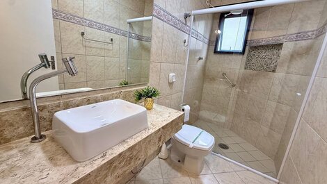 F052 -Apê c/ Varanda e Suíte na Melhor Localização