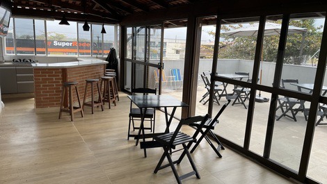 Ótimo Apto. Cobertura 50m do mar - Próximo de tudo - Lazer e Conforto