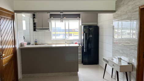 Ótimo Apto. Cobertura 50m do mar - Próximo de tudo - Lazer e Conforto