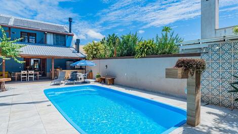 Acogedora casa para 14 personas con piscina climatizada.