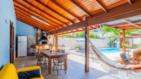 Acogedora casa para 14 personas con piscina climatizada.