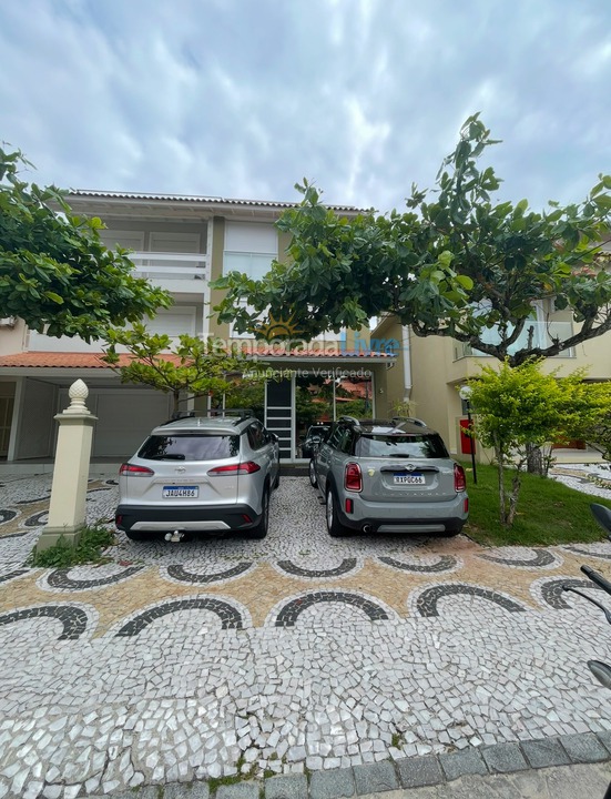 Casa para aluguel de temporada em Florianópolis (Jurere Tradicional)