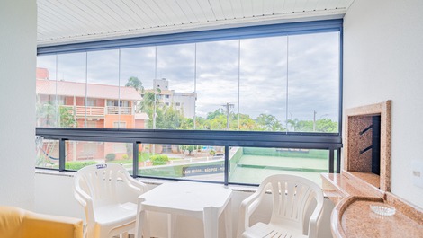 Lindo ap de dois quartos, de frente e com vista para o mar (C131)