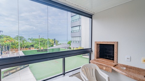 Lindo ap de dois quartos, de frente e com vista para o mar (C131)