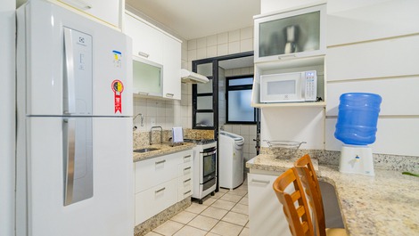 Lindo ap de dois quartos, de frente e com vista para o mar (C131)