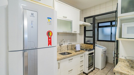 Lindo ap de dois quartos, de frente e com vista para o mar (C131)