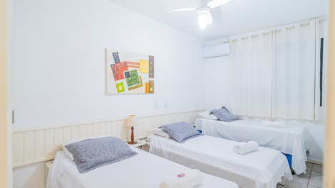 Lindo ap de dois quartos, de frente e com vista para o mar (C131)