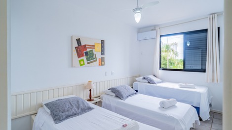 Lindo ap de dois quartos, de frente e com vista para o mar (C131)