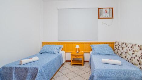 Lindo apartamento 2 quartos em condomínio de frente para o mar (C181)