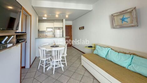 Lindo apartamento de 2 quartos em condomínio frente mar (C183)