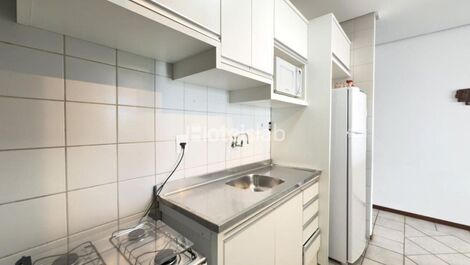 Lindo apartamento de 2 quartos em condomínio frente mar (C183)