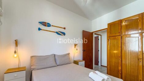 Lindo apartamento de 2 quartos em condomínio frente mar (C183)