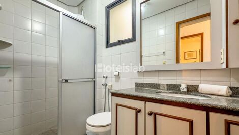 Lindo apartamento de 2 quartos em condomínio frente mar (C183)