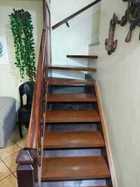 APARTAMENTO DUPLEX EM FRENTE A PRAIA DO PERÓ "PÉ NA AREIA"