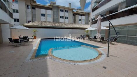 Lindo apartamento em condomínio com piscina a 100m da praia.(198)