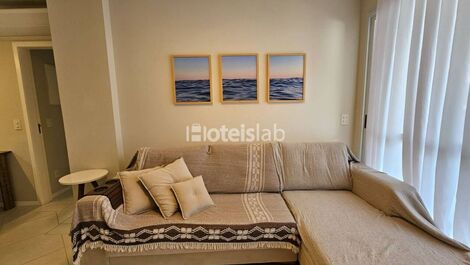 Lindo apartamento em condomínio com piscina a 100m da praia.(198)