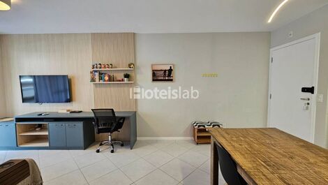 Lindo apartamento em condomínio com piscina a 100m da praia.(198)