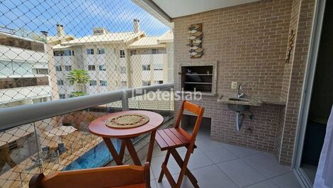 Lindo apartamento em condomínio com piscina a 100m da praia.(198)