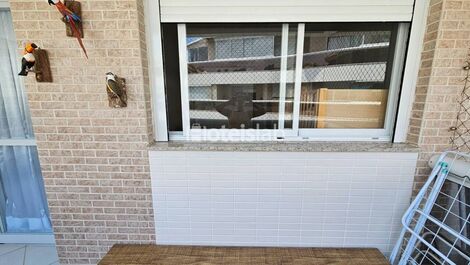 Lindo apartamento em condomínio com piscina a 100m da praia.(198)