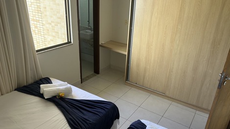 Village 3 suítes Guarajuba harmonioso e com cara de lar.