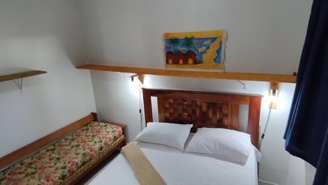 Quarto com 01 cama de casal e 01 cama de solteiro