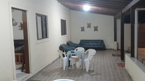 Casa de dos pisos, barrio de residentes permanentes.