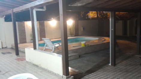 Casa de dos pisos, barrio de residentes permanentes.