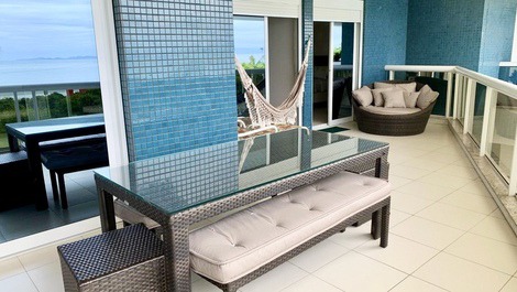 Apartamento de luxo frente ao mar